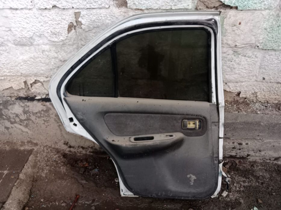 Nissan Sunny B14 двери
