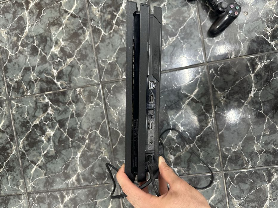 Ps4 pro 1 tb cu un controller