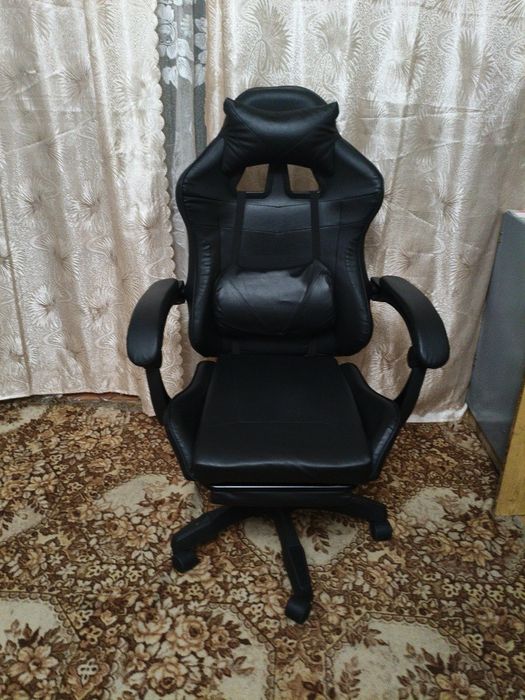 Стул черный игровой