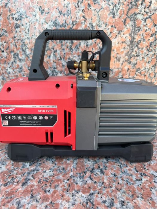 Milwaukee pompa de vacum pe acumulator