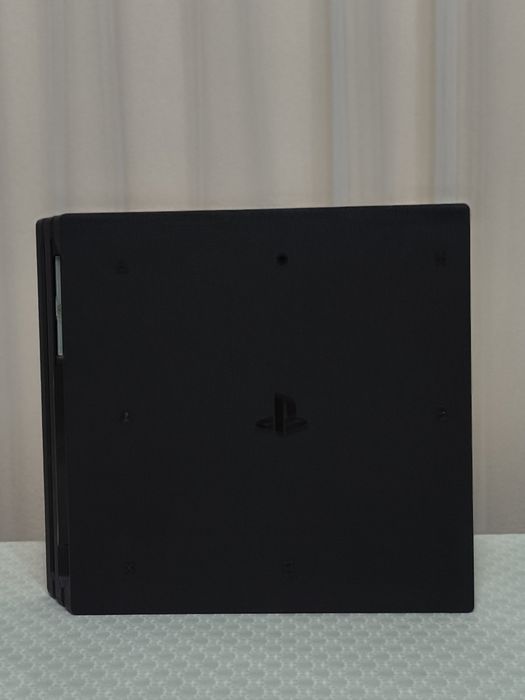 Продам PS 4 Pro,в отличном состояний