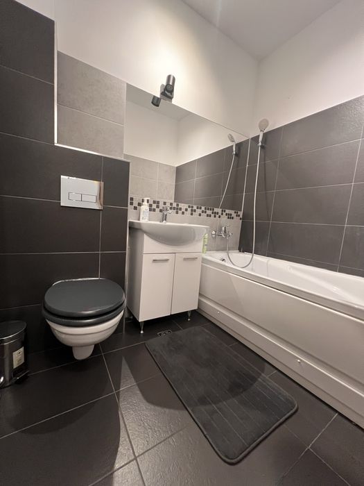 Apartament 2 camere, curte proprie + loc de parcare, mobilat si utilat, bloc 2020