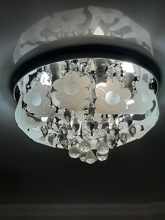 Продается люстра, шесть светильников.