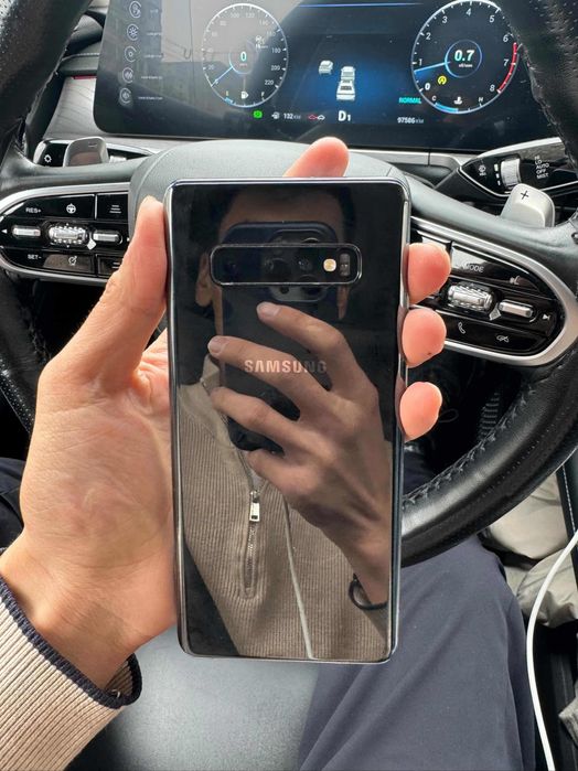 Samsung s10 + продаю