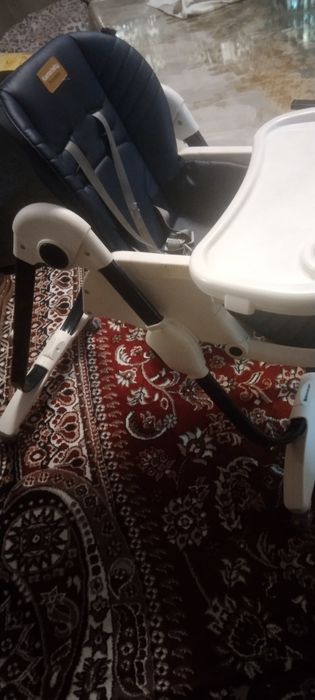 Ovqatlanadigan stol sotiladi