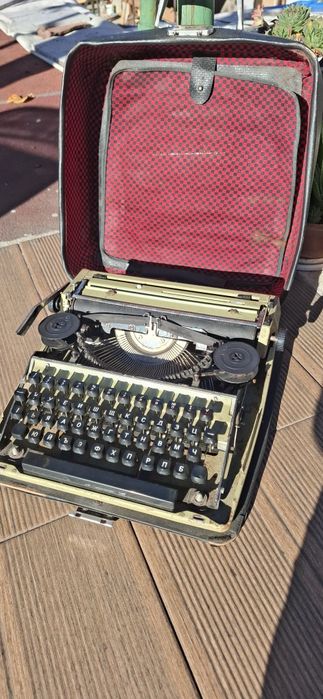 Стара пишеща машина