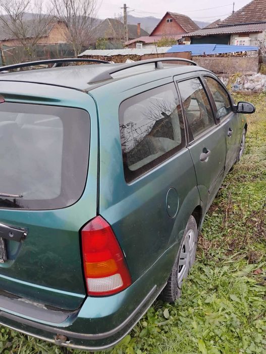 Se vând două mașini la preț de una pentru piese de schimb