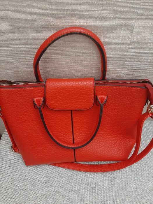 Продаю красную сумку