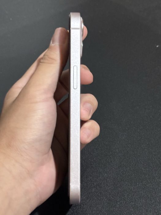 iPhone 13 розовый цвет
