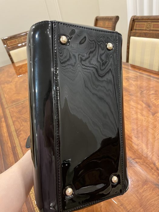 Продам черную лакированную сумку