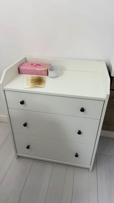 Masă manichiură, produse unghii, comodă, doua fotolii plus o floare decorativă