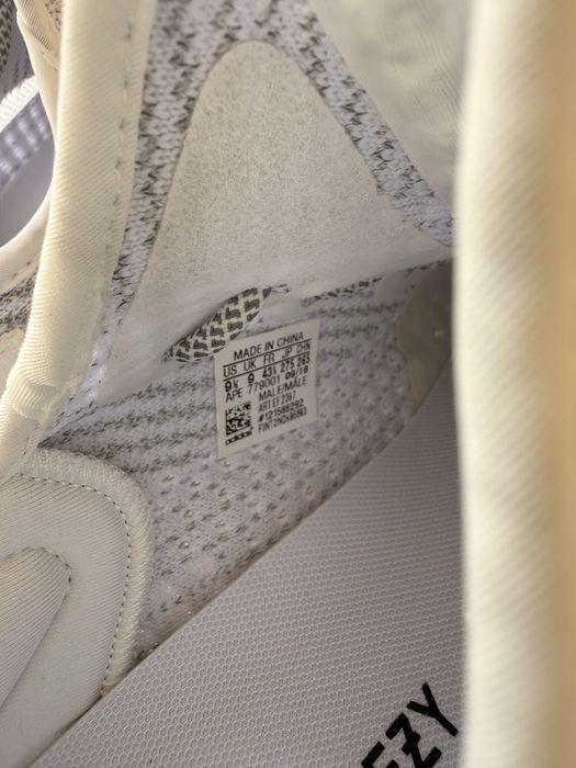 Yeezy 350 noi cu etichete