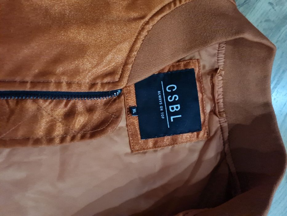 Бомбер атласный утепленный морковного цвета,размер 48.