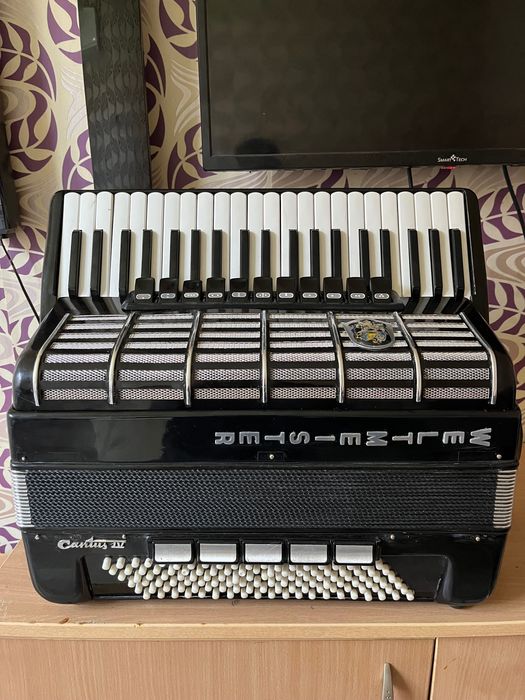 Продавам Акордеон Weltmeister Cantus IV