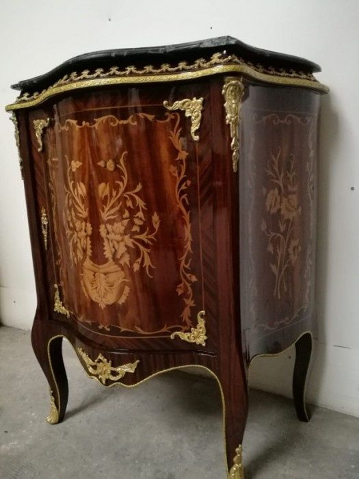 Comodina in stilul francez Louis decorata cu elemente din bronz și int