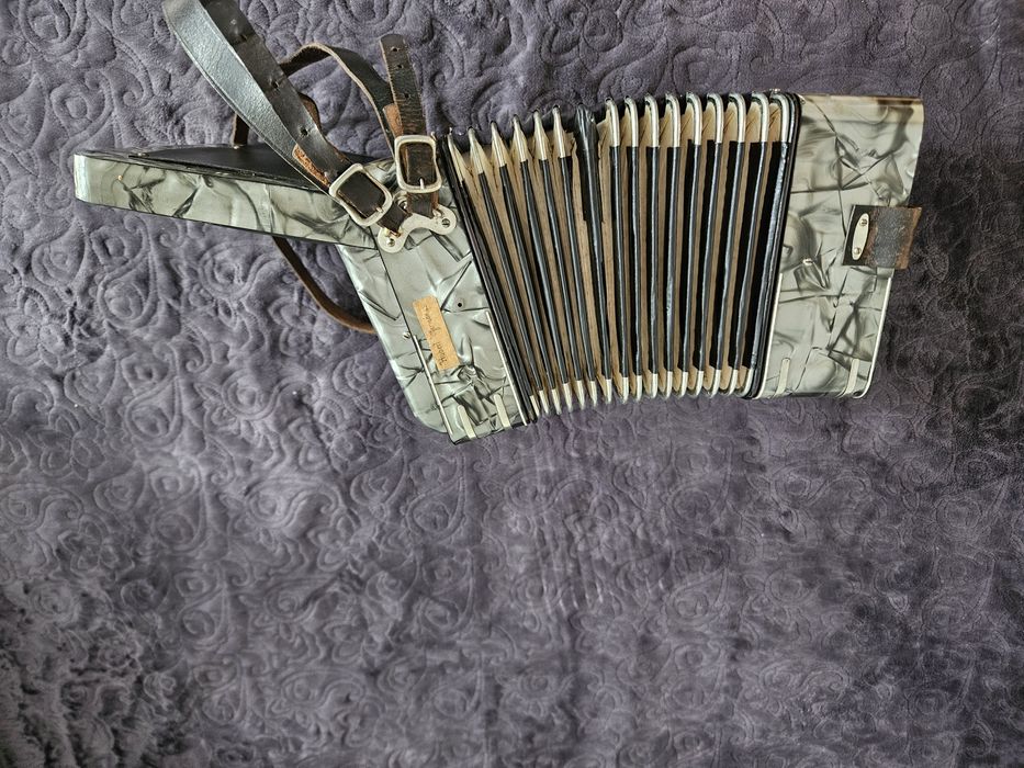 Vând/schimb acordeon Hohner Student III
