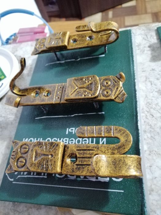 Крючки для прихожей