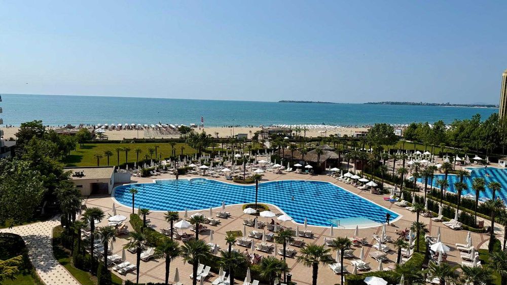 Просторен двустаен апартамент с гледка море, Първа линия