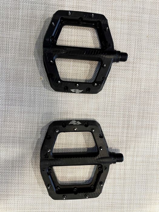 Race Face Chester Pedal XL 24 2025 - aproape noi - 2 iesiri - negru