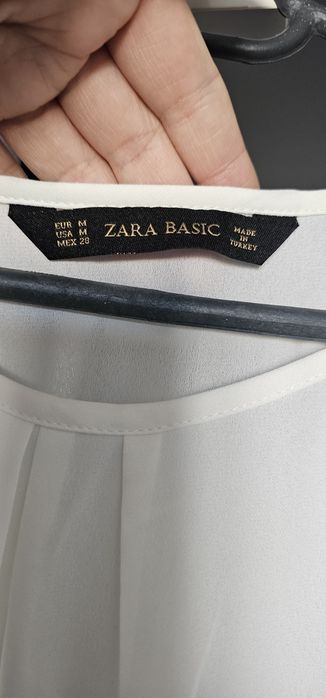 Pantalon casual Mohito și bluză Zara.