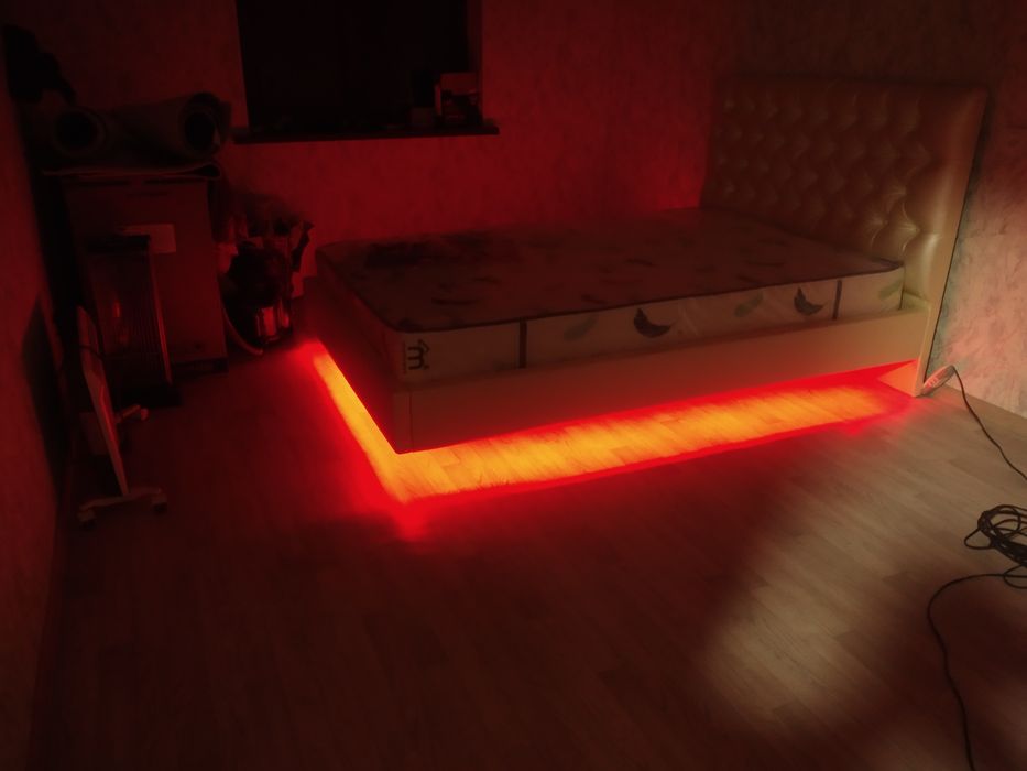 Спальные кровати, с "парящим" эффектом.