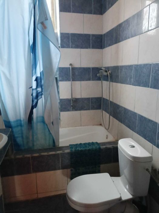 1582-Двуетажна къща със санитарни помещения на всеки етаж в кв "Варош"