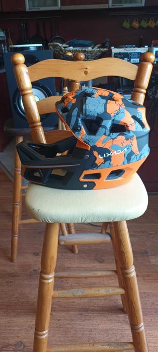 Нова каска Lixada Размер М