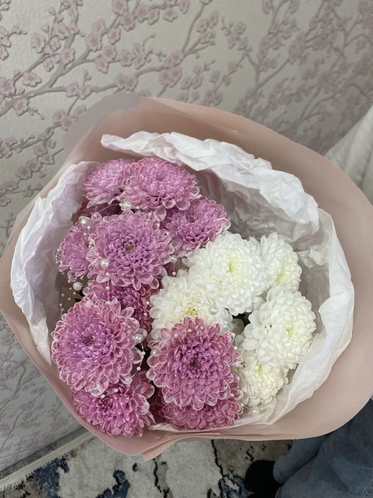 Букет свежих хризантем с оформлением бусами