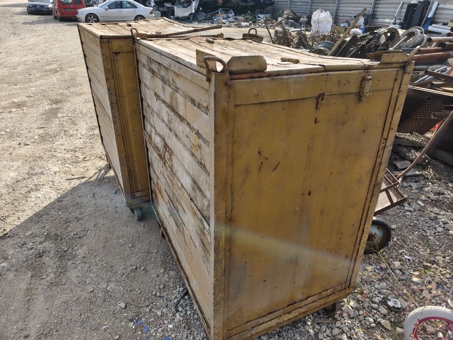 Продавам метални сандъци,палети