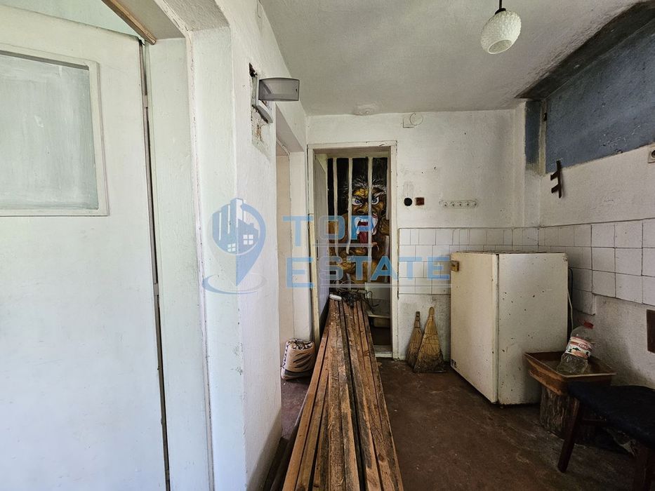 Едноетажна тухлена къща в близост до центъра на гр. Дряново