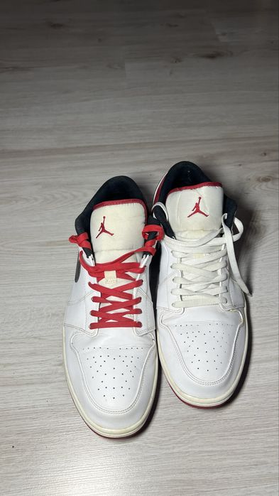 Jordan 1 low white university red нови