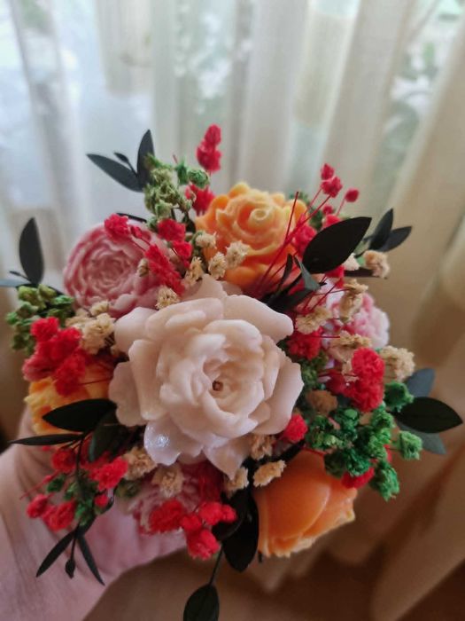 Mici aranjamente florale din ceara de soia in recipiente din rasina epoxidica