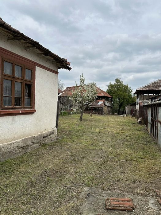 Къща с двор в село Иново
