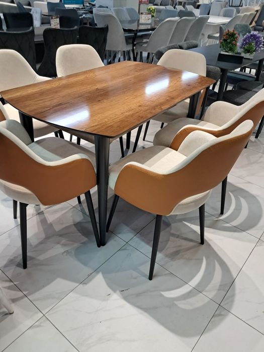 Стол и стулья с крутящим механизмом