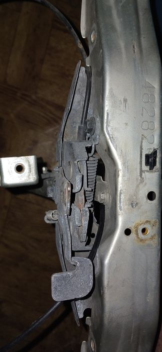 Авенсис Т25 замок капота