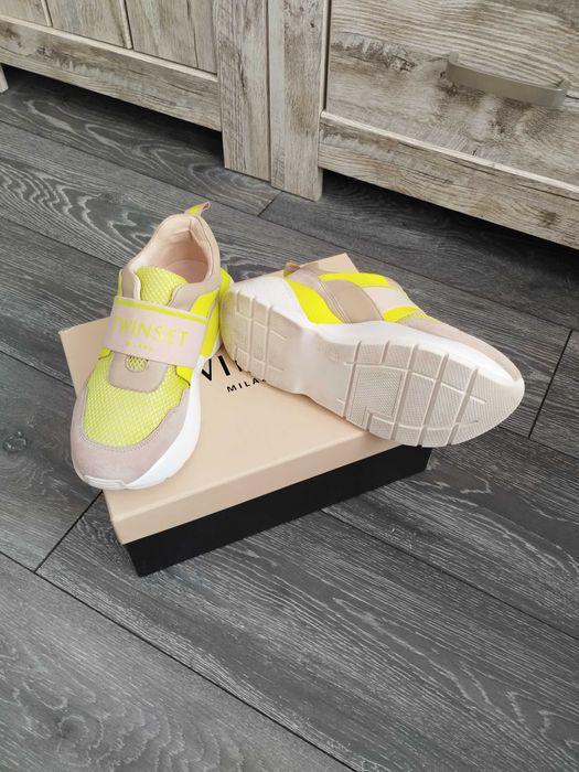 Предлага сникърси на Twinset, размер 37 слагани веднъж.