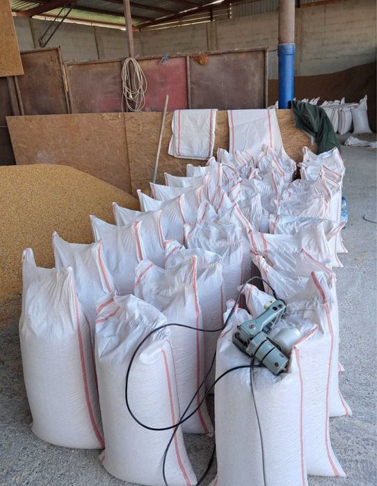 Vând porumb uscat gata pus in saci ofer si transport la domiciliu