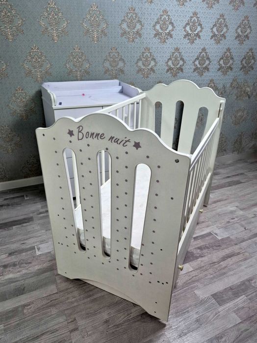 Продам детскую кроватку с маятником