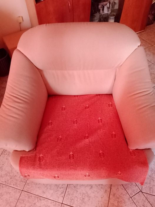 Продавам два броя кресла.