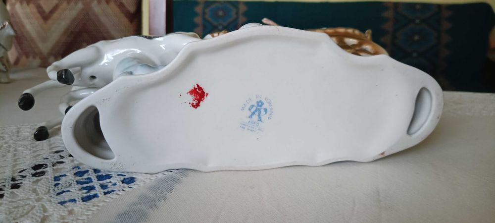 Vand bibelou - Femeia in caleasca cu cai