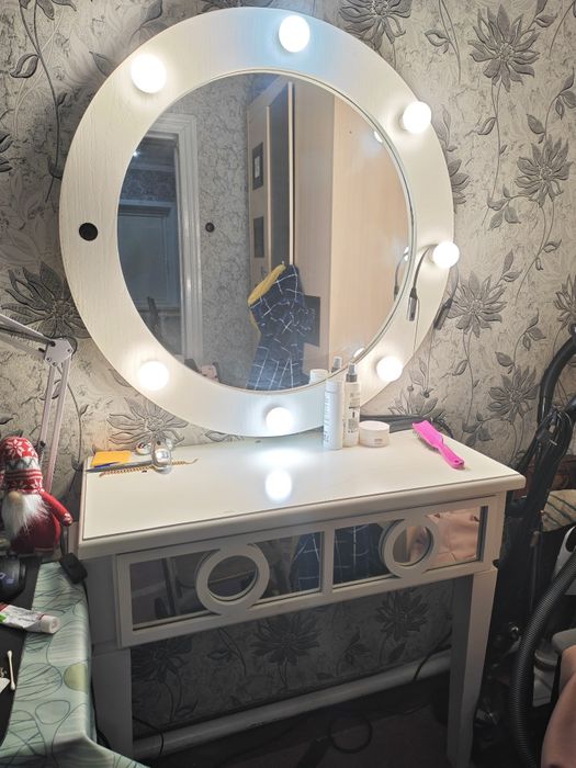 Продам дамский столик с зеркалом