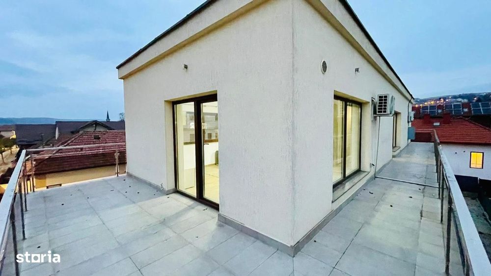 Casă  cu două apartamente și spațiu comercial,parter,etaj,etaj retras