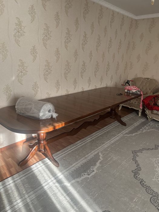 Стол доя гостей