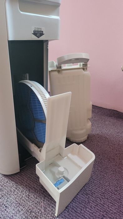 Purificator si umidificator aer Sharp model KC-A40 plasmacluster, stare foarte bună de funcționare.
Modelul Sharp KC-A40EU