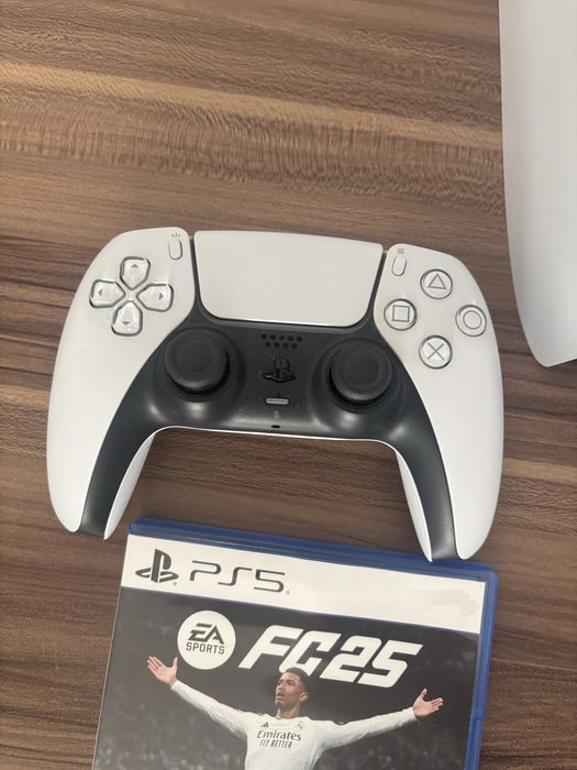 Playstation 5 cu doua manete