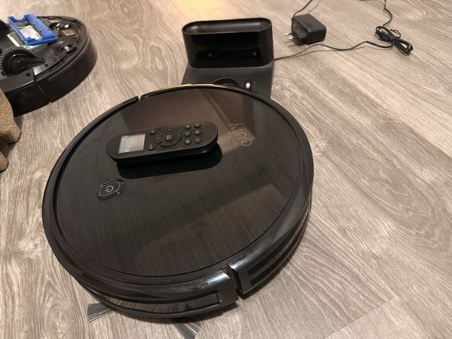 Две прахосмукачки Eufy RoboVac 11S
