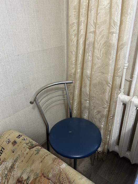 Кухонный стол и три стула
