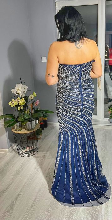 Тъмносиня официална рокля, страплес с много блестящи камъчета.