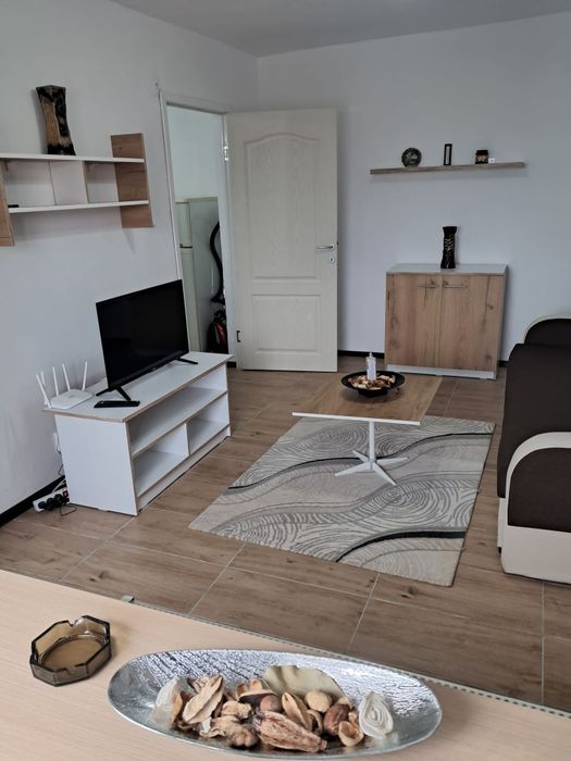 Proprietar, închiriez apartament cu o cameră