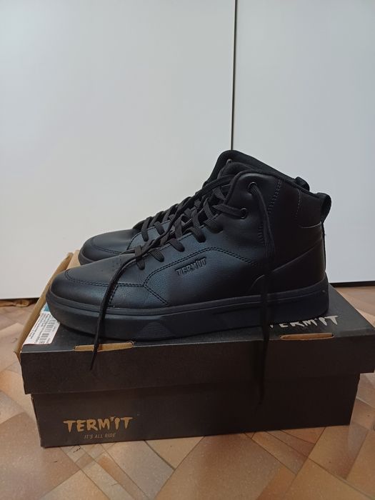 Продам осенние ботинки